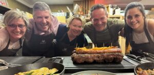 Menschen Begegnen sich gerne beim Kochen und Geniessen. Das nennen wir von Foodevents: Teamkochen