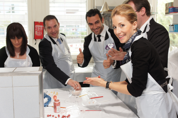 Wenn die Gäste die Hochzeitstorte selber machen, gibt es kein Halten mehr. Spass garantiert mit Foodevents.